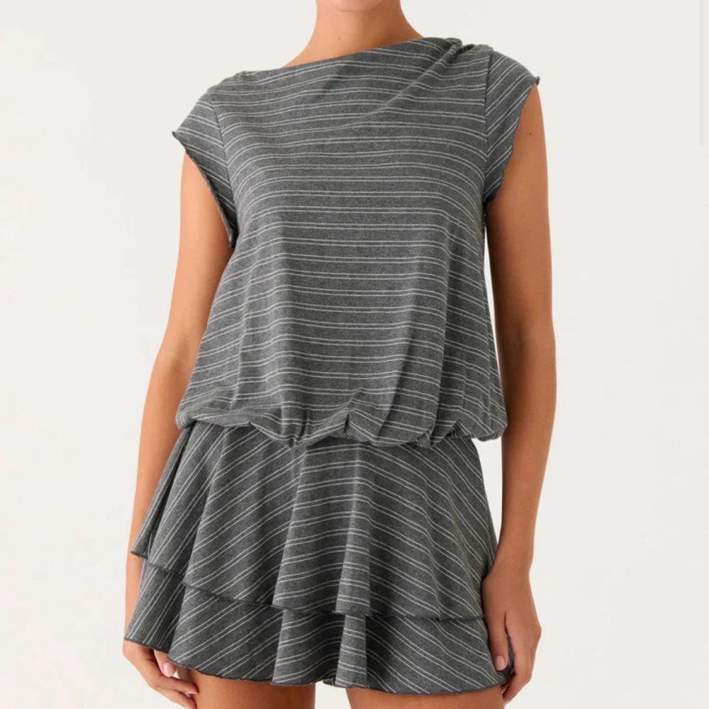 ❌sold❌ Gray Stripe Ruffle Mini Dress Wide Neck Size 6 Casual